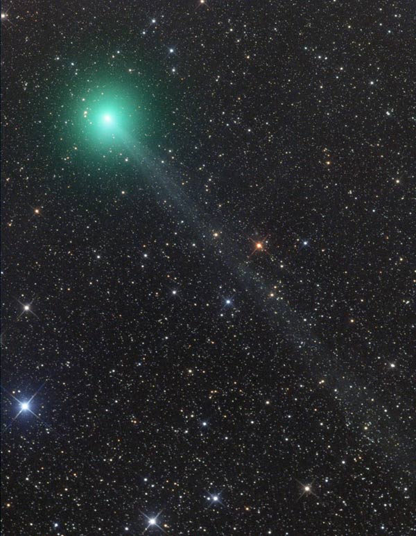 Komet 2014Q2 (Lovejoy ) yang dipotret oleh Gerald Rhemann dari Austria pada tanggal 27 November menggunakan teleskop robotik yang beroperasi di Namibia. (Sumber: http://www.skyandtelescope.com/astronomy-news/observing-news/binocular-comet-lovejoy-heading-c2014-q2-lovejoy-1211142/)