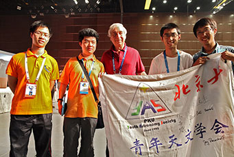 Jay Pasachoff and local Chinese students