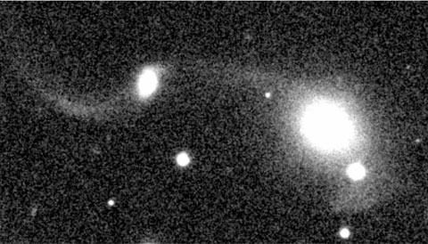 Imagen de un telescopio, muestra una galaxia devorando a otra más chica