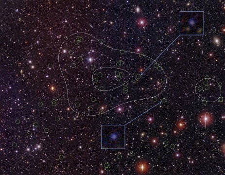 El protocluster recién descubierto de galaxias ubicadas en el campo Bootes de la Encuesta de campo amplio profunda NOAO.  Los círculos verdes identifican los miembros del clúster confirmados.  contornos de densidad (líneas blancas) hacen hincapié en la concentración de galaxias miembros hacia el centro de la imagen.  Las imágenes en los recuadros destacan dos miembros de ejemplo que brillan en la línea de Ly-alfa del hidrógeno atómico.  El Dr. Rui Xue, la Universidad de Purdue